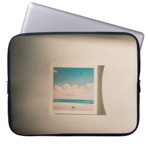 Küste unter bewölktem Himmel im morgendlichen Foto Laptopschutzhülle