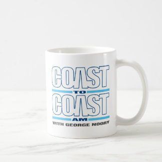 Küste, zum von morgens die Küste entlangzufahren Kaffeetasse
