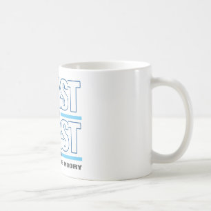 Küste, zum von morgens die Küste entlangzufahren Kaffeetasse