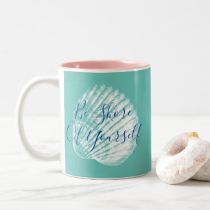 Küsten Sie sich selbst an der weißen Küste Zweifarbige Tasse