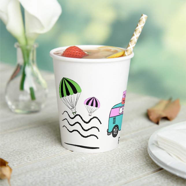 Küstenabenteuer: Sonne, Meer und Straßen Pappbecher (In Situ)