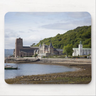 Küstenansicht mit historischen Gebäuden, Oban, Mousepad