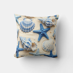 Küstengestaltung in Blau und Weiß mit Muscheln und Kissen