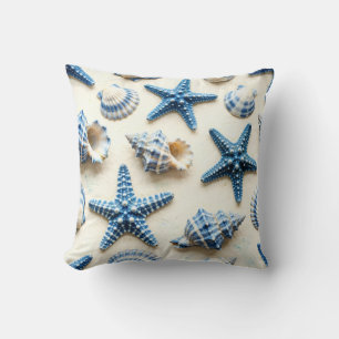 Küstengestaltung in Blau und Weiß mit Muscheln und Kissen