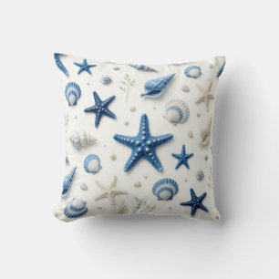 Küstengestaltung in Blau und Weiß mit Muscheln und Kissen