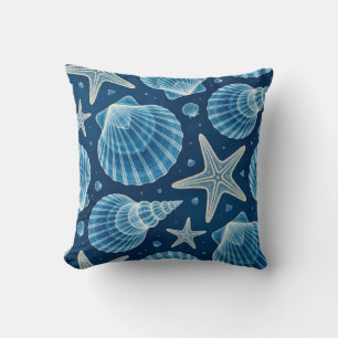 Küstengestaltung mit blauen und weißen Muscheln un Kissen