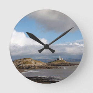 Küstenlandschaft und Leuchtturm Runde Wanduhr