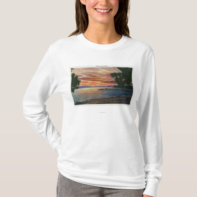Küstenlinie-Sonnenuntergang-Ansicht mit Pier T-Shirt (Vorderseite)