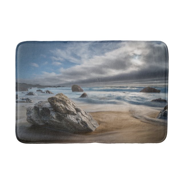 Küstenlinie | Stormy Big Sur, Kalifornien Badematte (Vorderseite)