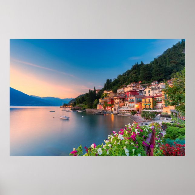Küstenlinie | Varenna, Lombardei, Italien Poster (Vorne)