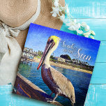 Küstenstrandsteg Pelican Bird Foto, Sonne tanken<br><div class="desc">"Nimm die Sonne auf". Dieses glückliche Pelikan, das auf einem Geländer steht und einen kalifornischen Strand überragt, schreit nach "Urlaub bereit". Genießen Sie die Zeit, während Sie bei jedem Arbeiten an diesem niedlichen, freundlichen Puzzle am Ufer des Atlantiks zu warmen Meeresbrisen zurückspringen. Ein tolles Geschenk für jemanden, der etwas Besonderes...</div>