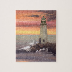 Küstenteuchtturm mit rosa und orangefarbenem Himme