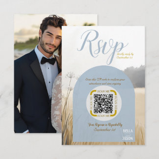 Küstenwiese RSVP QR-Code | Eleganter blauer Bogen Karte