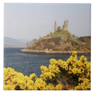 Kyleakin, Schottland. Die alten Ruinen von 2 Fliese