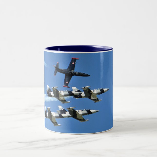 L-39 Albatros u. T -33 Schießen-Stern-Tasse Zweifarbige Tasse (Mittel)