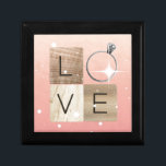 L-o-v-e Tiles Schmuckschachtel<br><div class="desc">Feiern Sie Liebe,  Romantik und bevorstehende Nuptials mit diesem schönen Design,  das mit Holzbuchstaben Fliesen und einer Verlobung Ring,  um das Wort LIEBE zu buchstabieren.</div>