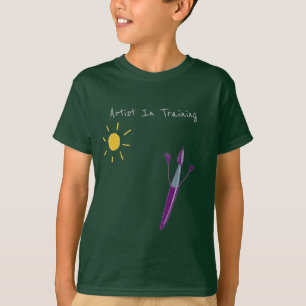 L’oeuvre de votre enfant sur le T-shirt vert d’un 