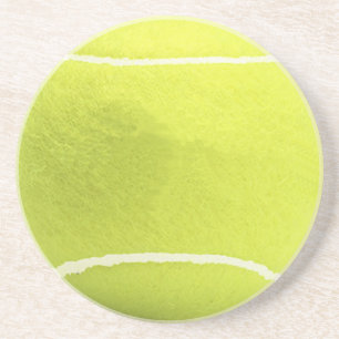 La balle de tennis boit des dessous de verre