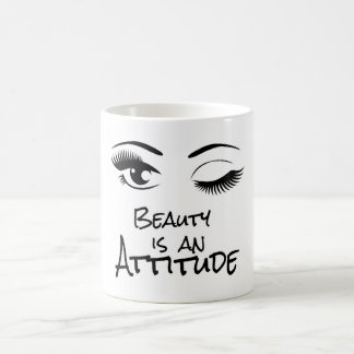 La beauté est une tasse potable d'attitude