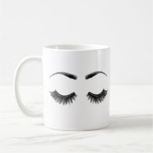 La beauté mignonne composent les cils et la tasse