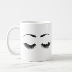 La beauté mignonne composent les cils et la tasse