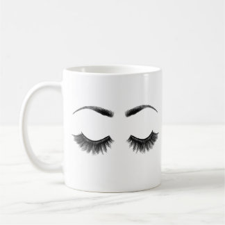 La beauté mignonne composent les cils et la tasse