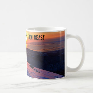 La bête de neige passe en revue la tasse de café