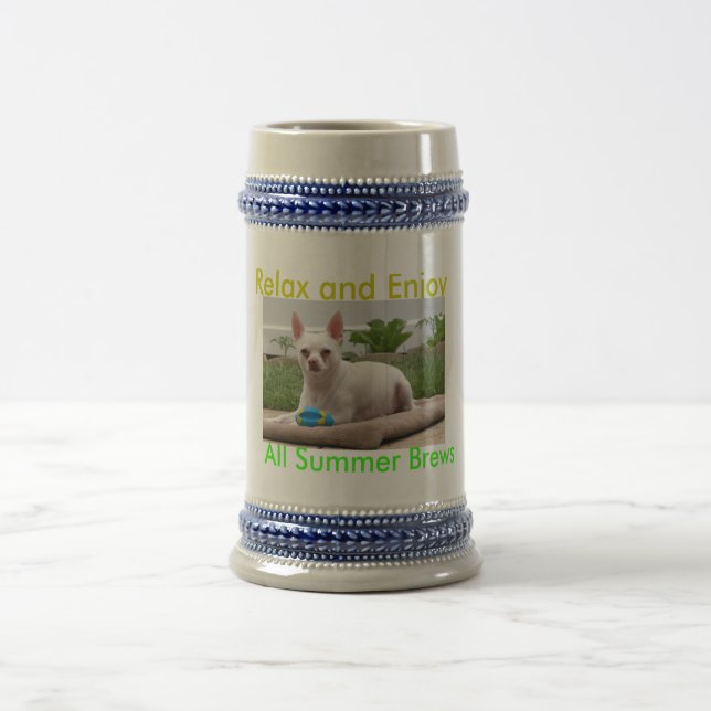 La boisson de tasse d'été et apprécient, tous les (Centre)