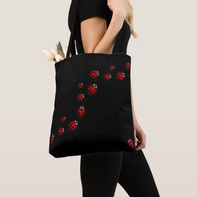 La coccinelle met en sac les sacs fourre-tout (De près)