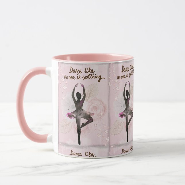 La danse comme personne observe la tasse rose de (Gauche)