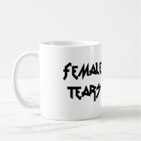 La femelle déchire la tasse
