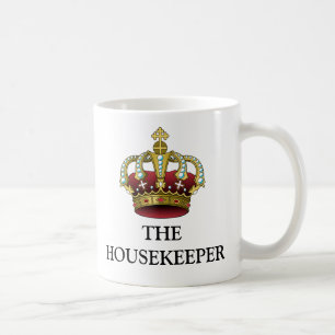 La femme de charge avec la tasse de couronne