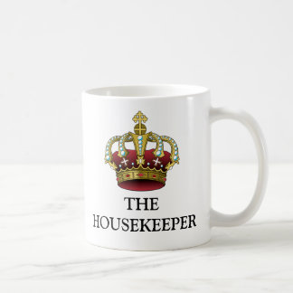 La femme de charge avec la tasse de couronne