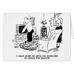 La femme masque la télécommande de la télévision