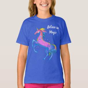 La fille croient dans le T-shirt magique de
