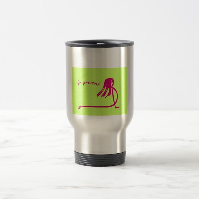 La fille de yoga soit la tasse de café actuelle (Centre)