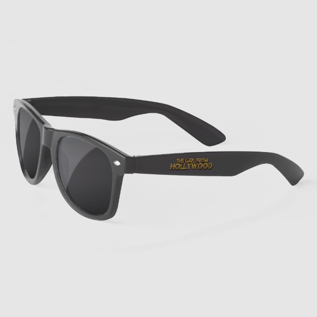 La fille des lunettes de soleil hollywoodiennes (Gauche)