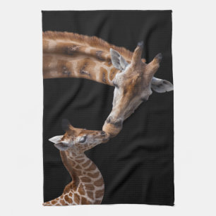 La girafe embrasse la serviette de cuisine