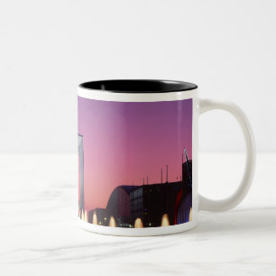 La Grande Arche, La Defense, Paris, Frankreich Zweifarbige Tasse