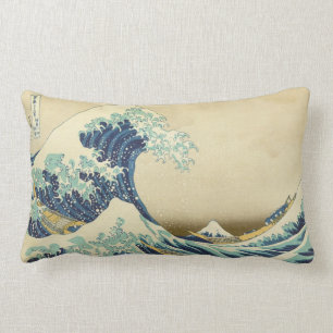 La grande vague outre du rivage du coussin de