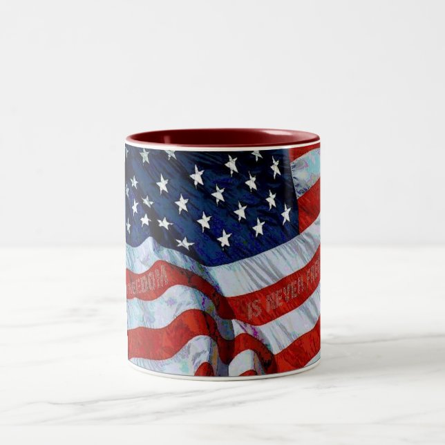 La liberté de drapeau américain n'est jamais tasse (Centre)