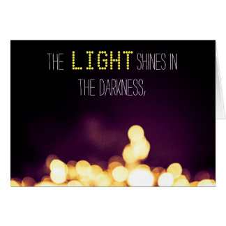 "La lumière brille des cartes dans obscurité"