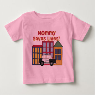La maman de police sauve le T-shirts et les