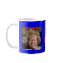 La maman d'infirmière rit la tasse