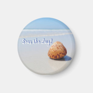 La mer comme aimant de plage de jour