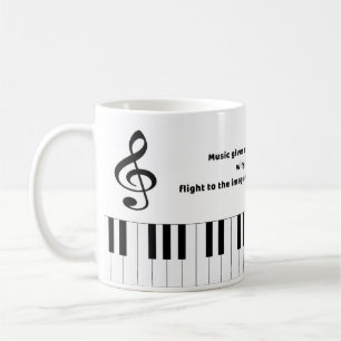 La musique de piano cite la tasse de café