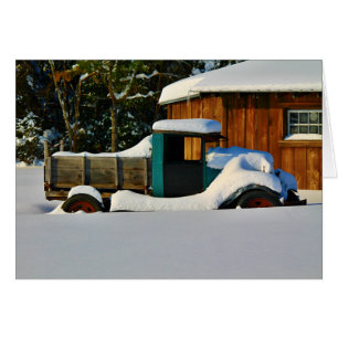 La neige a couvert le camion antique