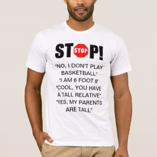 La personne grande répond au T-shirt