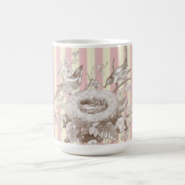La Petite Famile auf rosa und cremefarbenem Hinter Kaffeetasse (Mittel)