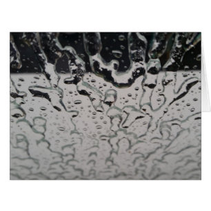 La pluie tombe sur la fenêtre